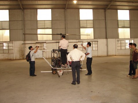 Kiểm tra bộ phận cánh quạt của máy bay trước khi thử nghiệm
